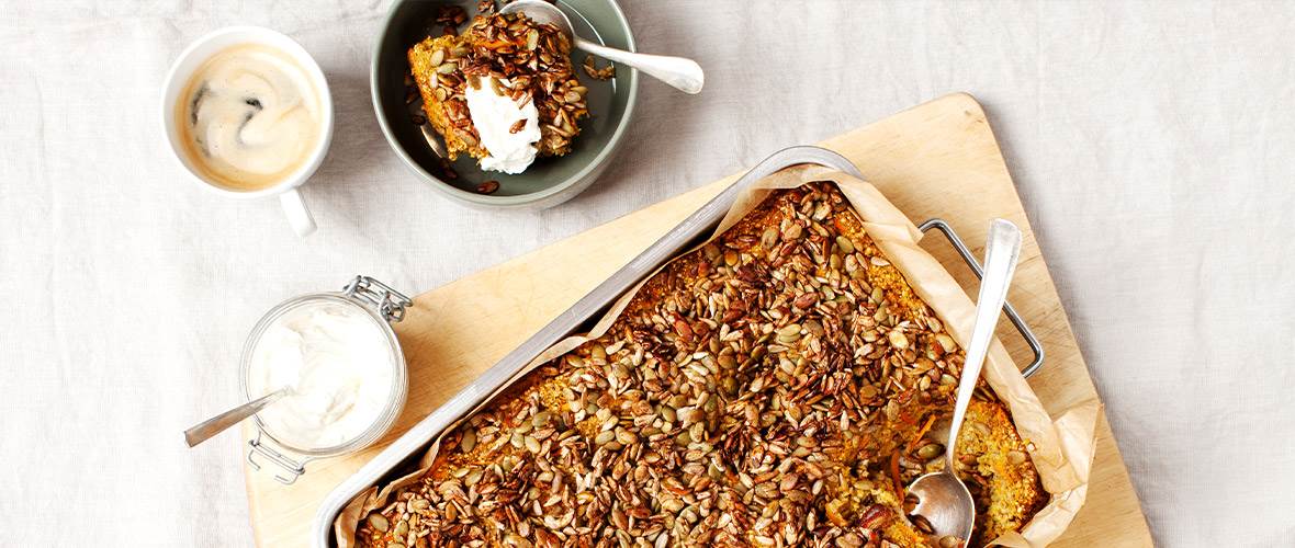Ovnsbakt gulrotgrøt med frøtopping