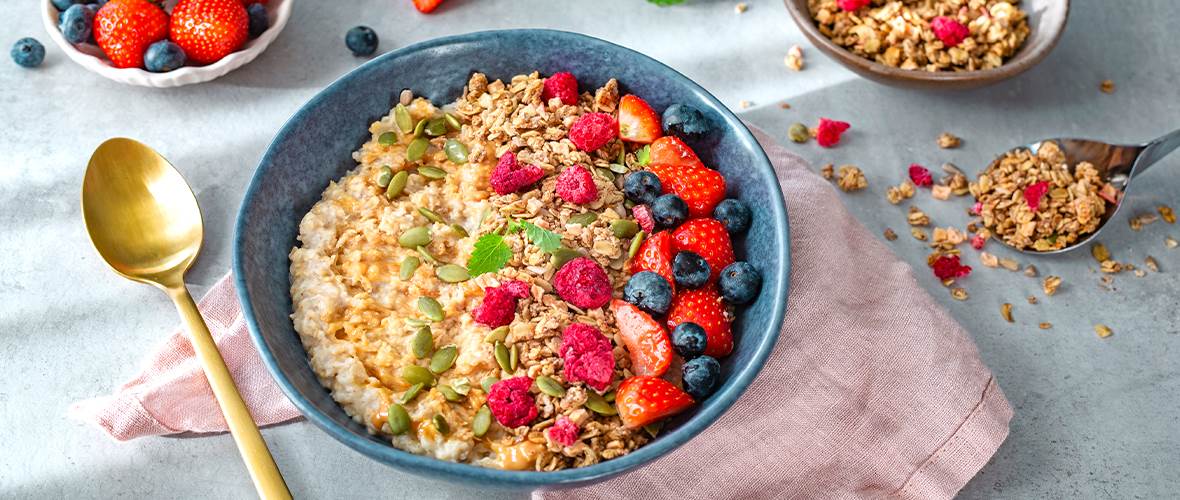 Havregrøt med peanøttsmør og granola